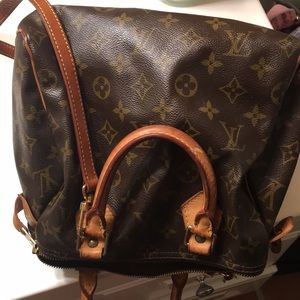 Louis Vuitton monogram canvas.     AUTHENTIC